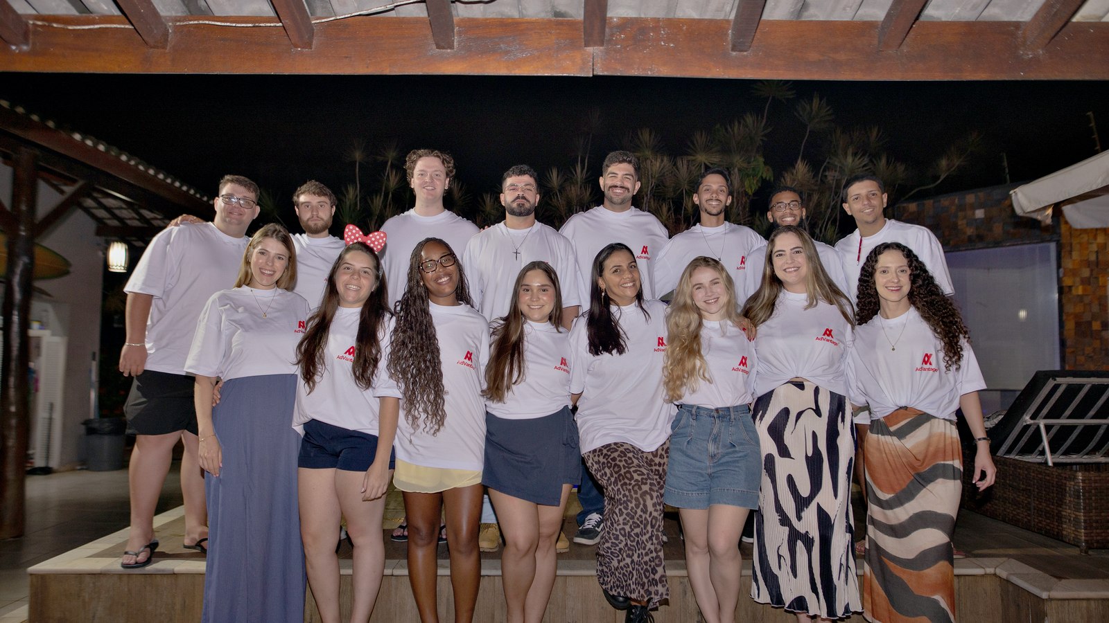 Time da AdVantage Mídia reunido, todos de camiseta da agência